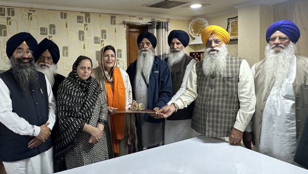 ਯੂਕੇ ਦੀ ਐਮ. ਪੀ ਪ੍ਰੀਤ ਕੌਰ ਗਿੱਲ ਦਾ ਸਨਮਾਨ ਕਰਦੇ ਐਡਵੋਕੇਟ ਹਰਜਿੰਦਰ ਸਿੰਘ ਧਾਮੀ ਅਤੇ ਹੋਰ।