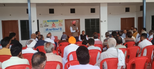 ਪਿੰਡ ਵਾਸੀਆਂ ਨਾਲ ਗੱਲਬਾਤ ਕਰਦੇ ਪੰਜਾਬ ਰਾਜ ਪੱਛੜੀਆਂ ਸ਼੍ਰੇਣੀਆਂ ਕਮਿਸ਼ਨ ਦੇ ਚੇਅਰਮੈਨ ਮਲਕੀਤ ਸਿੰਘ ਥਿੰਦ