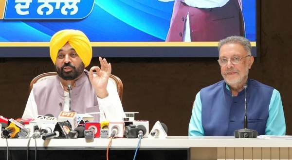 ਸੰਬੋਧਨ ਕਰਦੇ ਹੋਏ ਮੁੱਖ ਮੰਤਰੀ ਭਗਵੰਤ ਮਾਨ ਅਤੇ ਨਾਲ ਸਿਹਤ ਮੰਤਰੀ