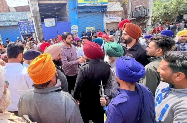 ਲੋਕਾਂ ਨਾਲ ਗੱਲਬਾਤ ਕਰਦੇ ਵਿਧਾਇਕ ਸ਼ੈਰੀ ਕਲਸੀ ਲੋਕਾਂ ਨਾਲ ਗੱਲਬਾਤ ਕਰਦੇ ਵਿਧਾਇਕ ਸ਼ੈਰੀ ਕਲਸੀ