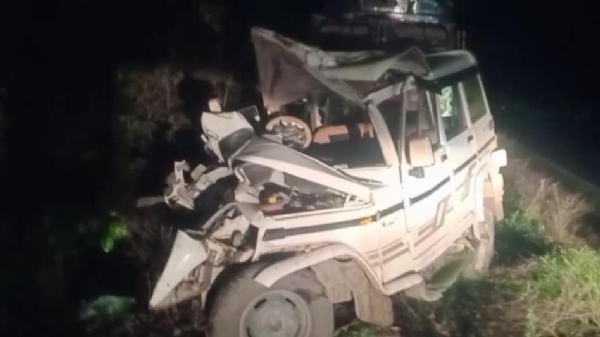 ਆਗਰਾ ਵਿੱਚ ਹਾਦਸਾਗ੍ਰਸਤ ਹੋਈ ਕਾਰ ਪੂਰੀ ਤਰ੍ਹਾਂ ਨੁਕਸਾਨੀ ਗਈ। ਆਗਰਾ ਵਿੱਚ ਹਾਦਸਾਗ੍ਰਸਤ ਹੋਈ ਕਾਰ ਪੂਰੀ ਤਰ੍ਹਾਂ ਨੁਕਸਾਨੀ ਗਈ।