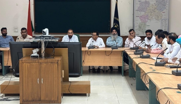 ਵਪਾਰੀਆਂ ਨਾਲ ਮੀਟਿੰਗ ਕਰਦੇ ਵਾਈਸ ਚੇਅਰਮੈਨ ਧਮੋਲੀ ਵਪਾਰੀਆਂ ਨਾਲ ਮੀਟਿੰਗ ਕਰਦੇ ਵਾਈਸ ਚੇਅਰਮੈਨ ਧਮੋਲੀ