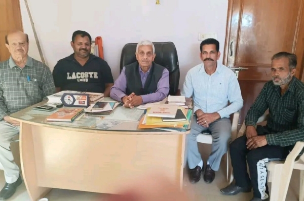 ਗੱਲਬਾਤ ਕਰਦੇ ਸੀਨੀਅਰ ਭਾਜਪਾ ਆਗੂ ਤੀਕਸ਼ਣ ਸੂਦ ਅਤੇ ਹੋਰ।