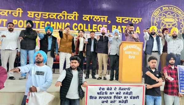 ਨੌਜਵਾਨਾਂ ਨੂੰ ਨਸ਼ਾ ਵਿਰੋਧੀ ਸਹੁੰ ਚੁਕਾਉਂਦੇ ਹੋਏ ਵਿਧਾਇਕ ਸ਼ੈਰੀ ਕਲਸੀ। ਨੌਜਵਾਨਾਂ ਨੂੰ ਨਸ਼ਾ ਵਿਰੋਧੀ ਸਹੁੰ ਚੁਕਾਉਂਦੇ ਹੋਏ ਵਿਧਾਇਕ ਸ਼ੈਰੀ ਕਲਸੀ।