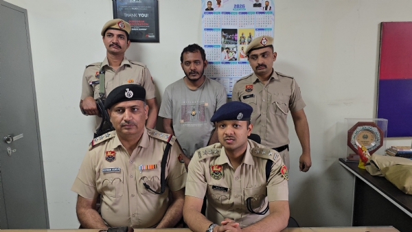 ਗੁਰੂਗ੍ਰਾਮ ਪੁਲਿਸ ਨੇ ਸਕੂਲਾਂ ਵਿੱਚ ਬੰਬ ਦੀਆਂ ਅਫਵਾਹਾਂ ਫੈਲਾਉਣ ਦੇ ਦੋਸ਼ ਵਿੱਚ ਇੱਕ ਵਿਅਕਤੀ ਨੂੰ ਗ੍ਰਿਫ਼ਤਾਰ ਕੀਤਾ ਹੈ।