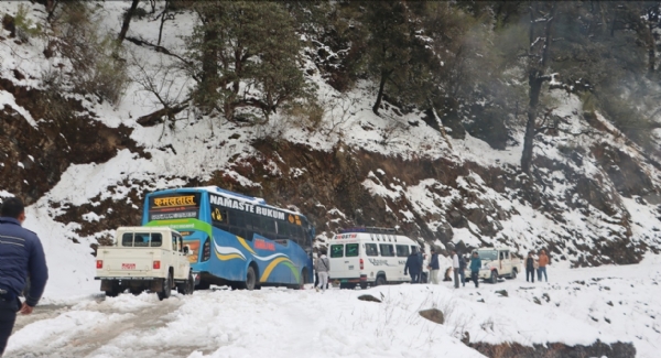 ਬਰਫਬਾਰੀ ਕਾਰਨ ਫਸੇ ਹੋਏ ਵਾਹਨ