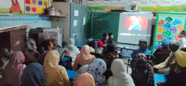 ਦਸਤਾਵੇਜੀ ਫ਼ਿਲਮ ਦੇਖਦੇ ਲੋਕ। ਦਸਤਾਵੇਜੀ ਫ਼ਿਲਮ ਦੇਖਦੇ ਲੋਕ।