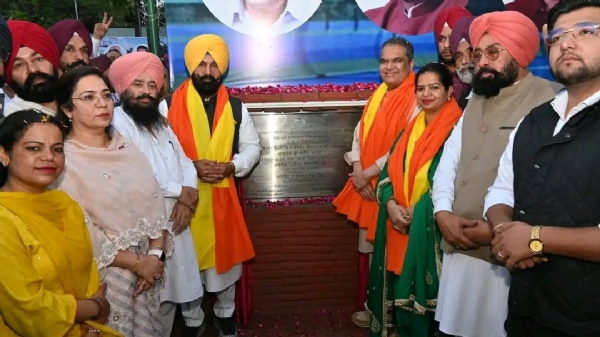 ਵਿਕਾਸ ਪ੍ਰੋਜੈਕਟ ਦਾ ਉਦਘਾਟਨ ਕਰਦੇ ਕੈਬਨਿਟ ਮੰਤਰੀ ਸੰਜੀਵ ਅਰੋੜਾ, ਅਤੇ ਵਿਧਾਇਕ