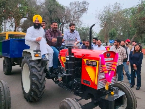 ਮੇਅਰ ਪਦਮਜੀਤ ਸਿੰਘ ਮਹਿਤਾ ਨੇ ਸੀਨੀਅਰ ਡਿਪਟੀ ਮੇਅਰ ਸ਼ਾਮ ਲਾਲ ਜੈਨ ਅਤੇ ਕੌਂਸਲਰ ਸਾਹਿਬਾਨਾਂ ਨਾਲ ਮਿਲ ਕੇ 15 ਨਵੀਆਂ ਟਰੈਕਟਰ-ਟਰਾਲੀਆਂ ਨੂੰ ਹਰੀ ਝੰਡੀ ਦਿਖਾਈ