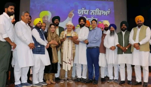 ਮਨੀਸ਼ ਸਿਸੋਦੀਆ ਦਾ ਸਨਮਾਨ ਕਰਦੇ ਹਰਭਜਨ ਸਿੰਘ ਈਟੀਓ, ਲਾਲਜੀਤ ਸਿੰਘ ਭੁੱਲਰ, ਸੋਨੀਆ ਮਾਨ ਅਤੇ ਹੋਰ। ਮਨੀਸ਼ ਸਿਸੋਦੀਆ ਦਾ ਸਨਮਾਨ ਕਰਦੇ ਹਰਭਜਨ ਸਿੰਘ ਈਟੀਓ, ਲਾਲਜੀਤ ਸਿੰਘ ਭੁੱਲਰ, ਸੋਨੀਆ ਮਾਨ ਅਤੇ ਹੋਰ।