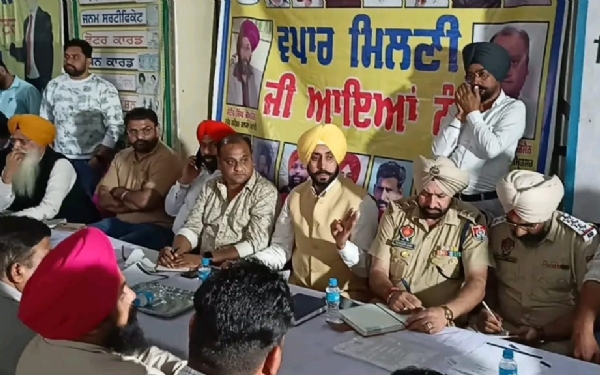 ਵਪਾਰੀਆਂ ਦੀਅਂ ਮੁਸ਼ਕਿਲਾਂ ਸੁਣਦੇ ਵਾਈਸ ਚੇਅਰਮੈਨ ਅਭਿਸ਼ੇਕ ਬਾਂਸਲ ਵਪਾਰੀਆਂ ਦੀਅਂ ਮੁਸ਼ਕਿਲਾਂ ਸੁਣਦੇ ਵਾਈਸ ਚੇਅਰਮੈਨ ਅਭਿਸ਼ੇਕ ਬਾਂਸਲ