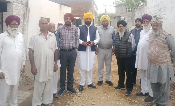 ਸੜਕ ਬਣਾਉਣ ਦੇ ਕੰਮ ਦਾ ਨਿਰੀਖਣ ਕਰਦੇ ਚੇਅਰਮੈਨ ਮਾਰਕੀਟ ਕਮੇਟੀ ਖੰਨਾ ਜਗਤਾਰ ਸਿੰਘ ਗਿੱਲ