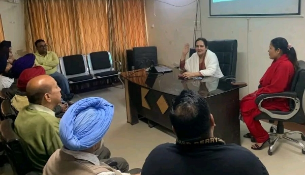 ਹਦਾਇਤਾਂ ਦਿੰਦੇ ਹੋਏ ਜ਼ਿਲ੍ਹਾ ਸਿਹਤ ਅਧਿਕਾਰੀ ਹਦਾਇਤਾਂ ਦਿੰਦੇ ਹੋਏ ਜ਼ਿਲ੍ਹਾ ਸਿਹਤ ਅਧਿਕਾਰੀ