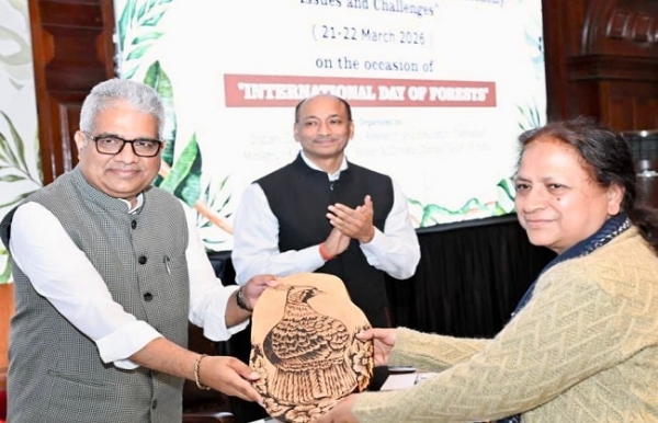 ਆਈਸੀਐਫਆਰਈ ਦੀ ਡਾਇਰੈਕਟਰ ਜਨਰਲ ਕੰਚਨ ਦੇਵੀ, ਮੰਤਰੀ ਭੂਪੇਂਦਰ ਯਾਦਵ ਨੂੰ ਮੁਨਸਯਾਰੀ ਪਿਥੌਰਾਗੜ੍ਹ ਦੀ ਰਵਾਇਤੀ ਪਾਇਰੋਗ੍ਰਾਫੀ ਕਲਾ ਦੀ ਵਰਤੋਂ ਕਰਦਿਆਂ ਉੱਤਰਾਖੰਡ ਦੇ ਰਾਜ ਪੰਛੀ ਮੋਨਾਲ ਦੀ ਪੇਂਟਿੰਗ ਭੇਂਟ ਕਰਦੇ ਹੋਏ।