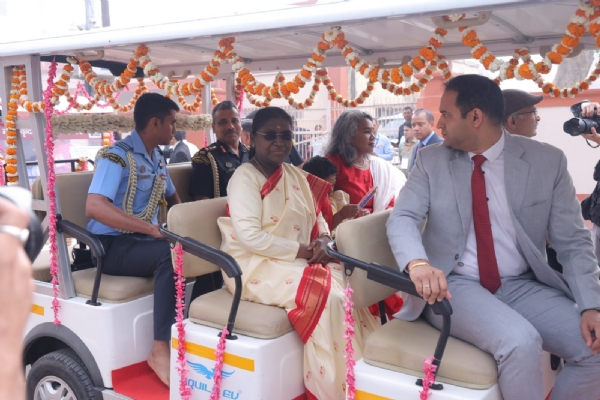 ਰਾਸ਼ਟਰਪਤੀ ਗੋਲਫ਼ ਕਾਰਟ ਵਿੱਚ ਸਵਾਰ