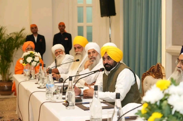 ਸੰਤ ਸਮਾਜ ਦੇ ਮੈਂਬਰਾਂ ਅਤੇ ਧਾਰਮਿਕ ਆਗੂਆਂ ਨਾਲ ਮੀਟਿੰਗ ਦੌਰਾਨ ਮੁੱਖ ਮੰਤਰੀ ਭਗਵੰਤ ਸਿੰਘ ਮਾਨ ਸੰਤ ਸਮਾਜ ਦੇ ਮੈਂਬਰਾਂ ਅਤੇ ਧਾਰਮਿਕ ਆਗੂਆਂ ਨਾਲ ਮੀਟਿੰਗ ਦੌਰਾਨ ਮੁੱਖ ਮੰਤਰੀ ਭਗਵੰਤ ਸਿੰਘ ਮਾਨ