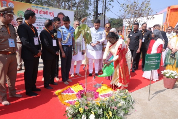 ਰਾਸ਼ਟਰਪਤੀ ਦ੍ਰੋਪਦੀ ਮੁਰਮੂ ਰੁੱਖ ਲਗਾਉਂਦੇ ਹੋਏ