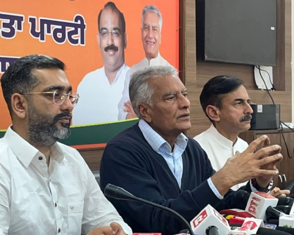 ਗੱਲਬਾਤ ਕਰਦੇ ਸੁਨੀਲ ਜਾਖੜ