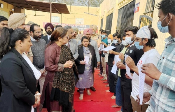 ਸਬ-ਜੇਲ੍ਹ ਫਾਜ਼ਿਲਕਾ ’ਚ ਕੈਂਦੀਆਂ ਨਾਲ ਗੱਲਬਾਤ ਕਰਦੇ ਜਸਟਿਸ ਲਪਿਤਾ ਬੈਨਰਜੀ