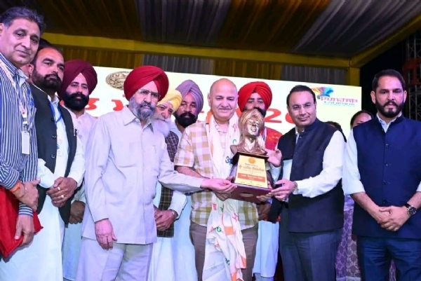 ਕਲਾਕਾਰ ਬੀਨੂ ਢਿੱਲੋਂ ਅਤੇ ਕਰਮਜੀਤ ਅਨਮੋਲ  ਦਾ ਸਨਮਾਨ ਕਰਦੇ ਮਨੀਸ਼ ਸਿਸੋਦੀਆ