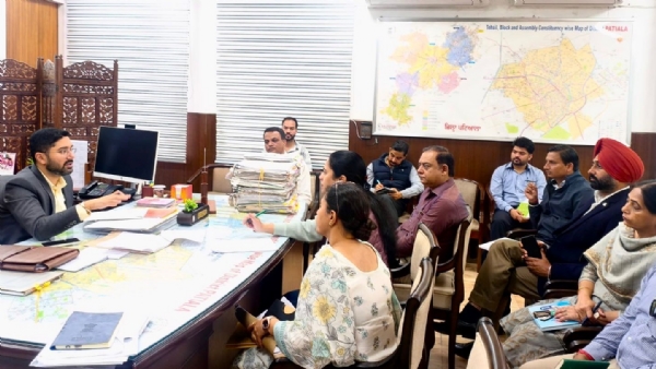 ਅਧਿਕਾਰੀਆਂ ਨਾਲ ਮੀਟਿੰਗ ਕਰਦੇ ਪਟਿਆਲਾ ਦੇ ਡਿਪਟੀ ਕਮਿਸ਼ਨਰ ਵਰਜੀਤ ਵਾਲੀਆ ਅਧਿਕਾਰੀਆਂ ਨਾਲ ਮੀਟਿੰਗ ਕਰਦੇ ਪਟਿਆਲਾ ਦੇ ਡਿਪਟੀ ਕਮਿਸ਼ਨਰ ਵਰਜੀਤ ਵਾਲੀਆ