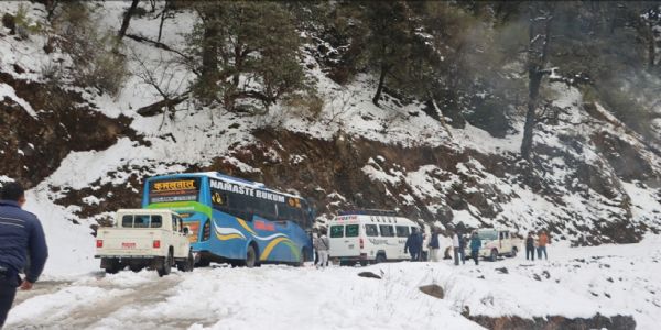 ਨੇਪਾਲ ਵਿੱਚ ਬਰਫ਼ਬਾਰੀ ਅਤੇ ਢਿੱਗਾਂ ਡਿੱਗਣ ਕਾਰਨ ਕਈ ਹਾਈਵੇਅ ਬੰਦ