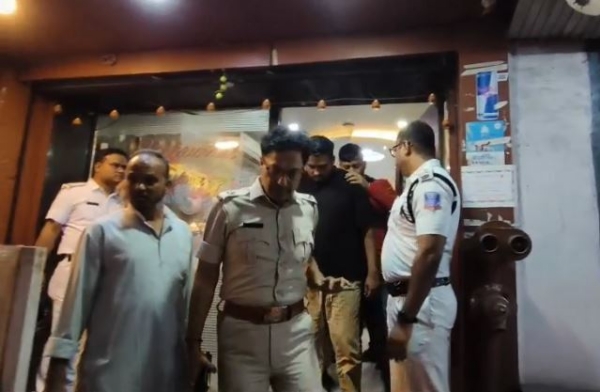 ਗ੍ਰਿਫ਼ਤਾਰ ਮੁਲਜ਼ਮਾਂ ਨੂੰ ਲਿਜਾਂਦੀ ਹੋਈ ਪੁਲਿਸ। ਗ੍ਰਿਫ਼ਤਾਰ ਮੁਲਜ਼ਮਾਂ ਨੂੰ ਲਿਜਾਂਦੀ ਹੋਈ ਪੁਲਿਸ।