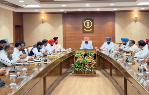 ਮੀਟਿੰਗ ਦੌਰਾਨ ਚੇਅਰਮੈਨ, ਪੰਜਾਬ ਰਾਜ ਪੱਛੜੀਆਂ ਸ੍ਰੇਣੀਆਂ ਕਮਿਸ਼ਨ ਮਲਕੀਤ ਸਿੰਘ ਥਿੰਦ ਅਤੇ ਹੋਰ।