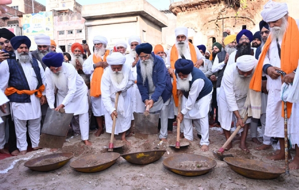 ਸ਼੍ਰੋਮਣੀ ਕਮੇਟੀ ਪ੍ਰਧਾਨ ਐਡਵੋਕੇਟ ਹਰਜਿੰਦਰ ਸਿੰਘ ਧਾਮੀ ਵੱਲੋਂ ਬਾਬਾ ਜਗਤਾਰ ਸਿੰਘ, ਬਾਬਾ ਮਹਿੰਦਰ ਸਿੰਘ ਕਾਰ ਸੇਵਾ ਤਰਨ ਤਾਰਨ ਵਾਲਿਆਂ, ਹੋਰ ਪ੍ਰਮੁੱਖ ਸਖਸ਼ੀਅਤਾਂ ਅਤੇ ਸੰਗਤਾਂ ਦੀ ਹਾਜ਼ਰੀ ਵਿੱਚ ਕਾਰ ਸੇਵਾ ਦੀ ਟੱਕ ਲਗਾ ਕੇ ਸ਼ੁਰੂਆਤ ਕਰਵਾਈ ਗਈ ।