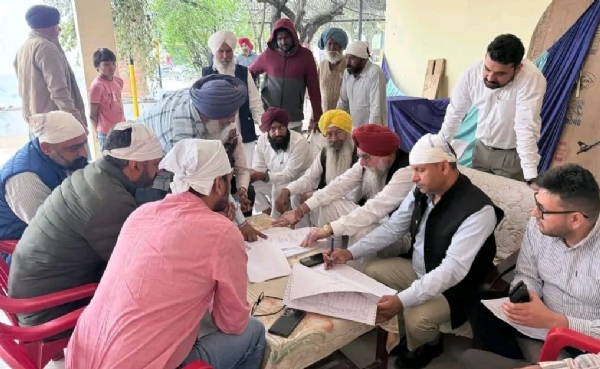 ਪਿੰਡ ਫਿੱਡੇ ਕਲਾਂ ਵਿਖੇ ਬਕਾਇਆ ਇੰਤਕਾਲ ਨਿਪਟਾਰੇ ਮੁਹਿੰਮ ਦੌਰਾਨ ਸਪੀਕਰ ਸੰਧਵਾਂ ਅਤੇ ਹੋਰ।