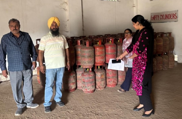 ਵਪਾਰਕ ਅਦਾਰੇ ਦੀ ਚੈਕਿੰਗ ਕਰਦੀ ਖੁਰਾਕ ਅਤੇ ਸਿਵਲ ਸਪਲਾਈ ਵਿਭਾਗ ਦੀ ਟੀਮ ਵਪਾਰਕ ਅਦਾਰੇ ਦੀ ਚੈਕਿੰਗ ਕਰਦੀ ਖੁਰਾਕ ਅਤੇ ਸਿਵਲ ਸਪਲਾਈ ਵਿਭਾਗ ਦੀ ਟੀਮ