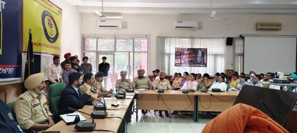 ਪੰਜਾਬ ਸਰਕਾਰ ਵੱਲੋਂ ਯੁੱਧ ਨਸ਼ਿਆਂ ਵਿਰੁੱਧ ਚਲ ਰਹੀ ਮੁਹਿੰਮ ਨੂੰ ਹੋਰ ਮਜ਼ਬੂਤ ਬਣਾਉਣ ਲਈ ਪੁਲੀਸ ਵਿਭਾਗ ਵੱਲੋਂ “ਸੰਪਰਕ 2026 ਪੰਜਾਬ ਪੁਲਿਸ ਪਾਰਟਨਰਸ਼ਿਪ ਪ੍ਰੋਗਰਾਮ” ਅਧੀਨ ਇੱਕ ਮਹੱਤਵਪੂਰਨ ਬੈਠਕ ਦਾ ਆਯੋਜਨ ਕੀਤਾ ਗਿਆ। ਪੰਜਾਬ ਸਰਕਾਰ ਵੱਲੋਂ ਯੁੱਧ ਨਸ਼ਿਆਂ ਵਿਰੁੱਧ ਚਲ ਰਹੀ ਮੁਹਿੰਮ ਨੂੰ ਹੋਰ ਮਜ਼ਬੂਤ ਬਣਾਉਣ ਲਈ ਪੁਲੀਸ ਵਿਭਾਗ ਵੱਲੋਂ “ਸੰਪਰਕ 2026 ਪੰਜਾਬ ਪੁਲਿਸ ਪਾਰਟਨਰਸ਼ਿਪ ਪ੍ਰੋਗਰਾਮ” ਅਧੀਨ ਇੱਕ ਮਹੱਤਵਪੂਰਨ ਬੈਠਕ ਦਾ ਆਯੋਜਨ ਕੀਤਾ ਗਿਆ।