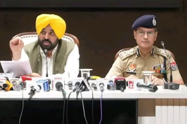 ਸੰਬੋਧਨ ਕਰਦੇ ਮੁੱਖ ਮੰਤਰੀ ਭਗਵੰਤ ਮਾਨ ਅਤੇ ਨਾਲ ਡੀਜੀਪੀ ਗੌਰਵ ਯਾਦਵ ਸੰਬੋਧਨ ਕਰਦੇ ਮੁੱਖ ਮੰਤਰੀ ਭਗਵੰਤ ਮਾਨ ਅਤੇ ਨਾਲ ਡੀਜੀਪੀ ਗੌਰਵ ਯਾਦਵ