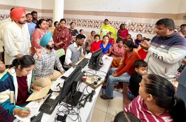 ਕੈਂਪ ਦੌਰਾਨ ਲੋਕਾਂ ਨਾਲ ਗੱਲਬਾਤ ਕਰਦੇ ਵਿਧਾਇਕ ਅਜੀਤਪਾਲ ਕੋਹਲੀ