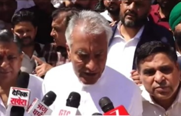 ਪੱਤਰਕਾਰਾਂ ਨਾਲ ਗੱਲਬਾਤ ਕਰਦੇ ਸੁਨੀਲ ਜਾਖੜ