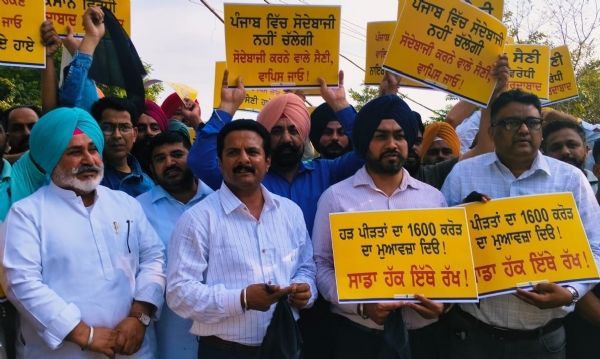 ‘ਆਪ’ ਵਰਕਰਾਂ ਨੇ ਮੁੱਖ ਮੰਤਰੀ ਸੈਣੀ ਖਿਲਾਫ਼ ਜ਼ਬਰਦਸਤ ਰੋਸ ਪ੍ਰਗਟਾਇਆ।