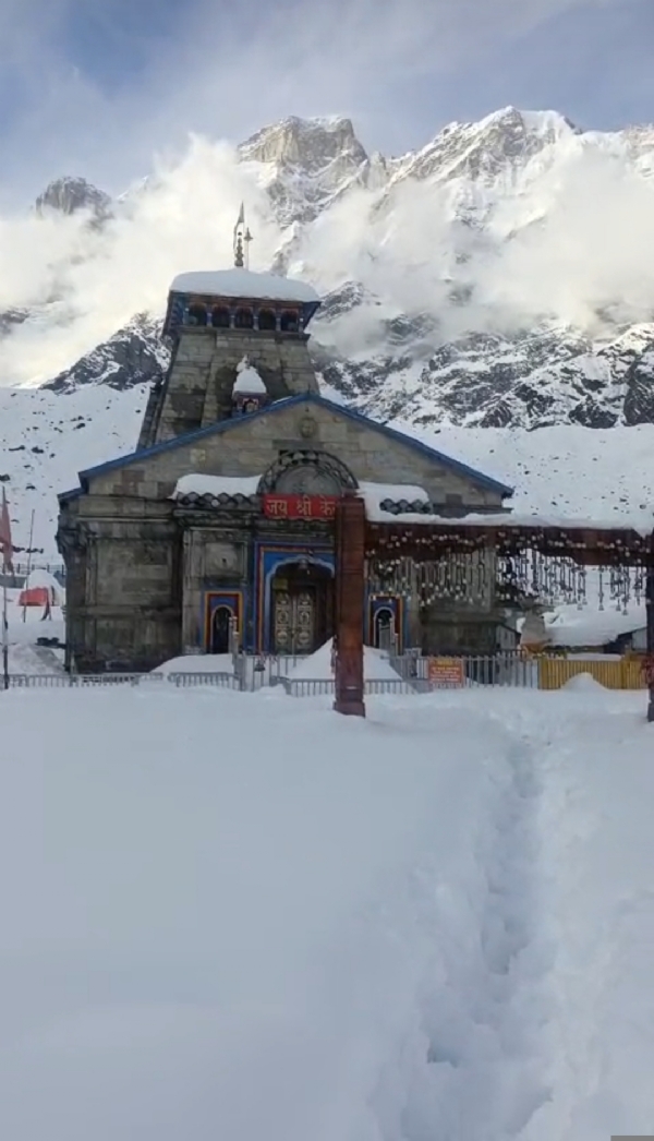 ਕੇਦਾਰਨਾਥ ਵਿੱਚ ਬਰਫ਼ ਦੀ ਮੋਟੀ ਪਰਤ।