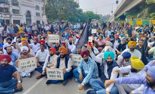 ਰੋਸ ਮਾਰਚ ਦੌਰਾਨ ਰੋਸ ਜ਼ਾਹਰ ਕਰਦੇ ਅਧਿਆਪਕ/ਮੁਲਾਜ਼ਮ