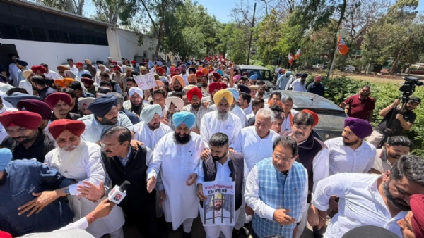 ਰੋਸ ਪ੍ਰਦਰਸ਼ਨ ਕਰਦੇ ਹੋਏ ਵਿਰੋਧੀ ਪਾਰਟੀਆਂ ਦੇ ਆਗੂ