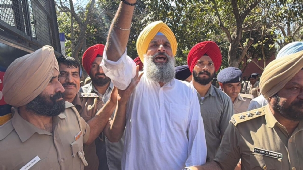 ਪ੍ਰਦਰਸ਼ਨ ਕਰਦੇ ਹੋਏ ਬਿਕਰਮ ਮਜੀਠੀਆ ਨੂੰ ਹਿਰਾਸਤ ਵਿਚ ਲੈ ਲਿਆ ਗਿਆ