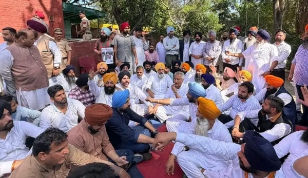 ਪ੍ਰਦਰਸ਼ਨ ਦੌਰਾਨ ਭਾਜਪਾ ਪ੍ਰਧਾਨ ਸੁਨੀਲ ਜਾਖੜ ਅਤੇ ਹੋਰ