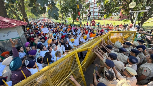 ਰੋਸ ਪ੍ਰਦਰਸ਼ਨ ਕਰਦੇ ਹੋਏ ਵਿਰੋਧੀ ਪਾਰਟੀਆਂ ਦੇ ਆਗੂ