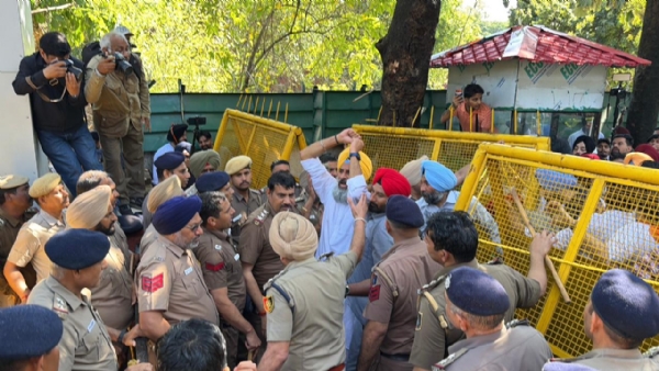 ਪ੍ਰਦਰਸ਼ਨ ਕਰਦੇ ਮਜੀਠੀਆ ਅਤੇ ਹੋਰ