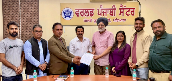 ਪਟਿਆਲਾ ਦੇ ਵਰਲਡ ਪੰਜਾਬੀ ਸੈਂਟਰ ਵਿਖੇ ਜਿਲ੍ਹਾ ਯੋਜਨਾ ਕਮੇਟੀ ਦੇ ਚੇਅਰਮੈਨ ਤੇਜਿੰਦਰ ਮਹਿਤਾ ਨੂੰ ਮੰਗ ਪੱਤਰ ਦਿੰਦੇ ਹੋਏ ਡਾ. ਭੀਮ ਇੰਦਰ ਸਿੰਘ, ਪੰਜਾਬੀ ਵਿਕੀਮੀਡੀਅਨ ਸਤਦੀਪ ਗਿੱਲ, ਨਿਤੇਸ਼ ਗਿੱਲ, ਕੁਲਦੀਪ ਬੁਰਜ ਭਲਾਈਕੇ, ਚਰਨ ਗਿੱਲ ਅਤੇ ਅਮਨ ਅਰੋੜਾ।