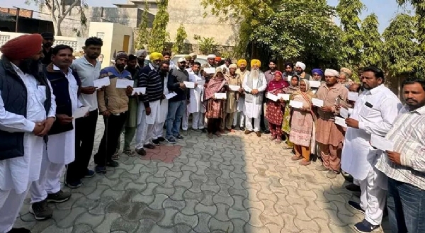 ਰਿਹਾਇਸ਼ ਯੋਜਨਾ ਤਹਿਤ 42 ਲੱਖ ਰੁਪਏ ਦੇ 35 ਲਾਭਪਾਤਰੀਆਂ ਨੂੰ ਚੈੱਕ ਵੰਡਦੇ ਕੈਬਨਿਟ ਮੰਤਰੀ ਖੁੱਡੀਆਂ