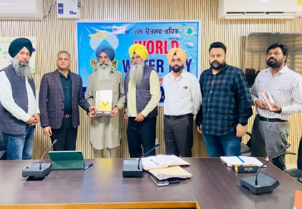 -ਜਲ ਸਪਲਾਈ ਸਕੀਮਾਂ ਵਿਚ ਵਧੀਆ ਕਾਰਗੁਜਾਰੀ ਵਾਲੇ ਸਰਪੰਚਾਂ ਅਤੇ ਕਮੇਟੀ ਮੈਂਬਰਾਂ ਨੂੰ ਸਨਮਾਨਿਤ ਕਰਦੇ ਹੋਏ ਵਧੀਕ ਡਿਪਟੀ ਕਮਿਸ਼ਨਰ (ਵਿਕਾਸ) ਤਰਨ ਤਾਰਨ ਸੁਰਿੰਦਰ ਸਿੰਘ।