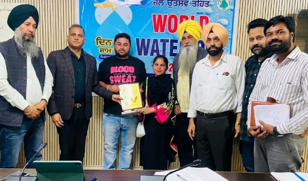 -ਜਲ ਸਪਲਾਈ ਸਕੀਮਾਂ ਵਿਚ ਵਧੀਆ ਕਾਰਗੁਜਾਰੀ ਵਾਲੇ ਸਰਪੰਚਾਂ ਅਤੇ ਕਮੇਟੀ ਮੈਂਬਰਾਂ ਨੂੰ ਸਨਮਾਨਿਤ ਕਰਦੇ ਹੋਏ ਵਧੀਕ ਡਿਪਟੀ ਕਮਿਸ਼ਨਰ (ਵਿਕਾਸ) ਤਰਨ ਤਾਰਨ ਸੁਰਿੰਦਰ ਸਿੰਘ।