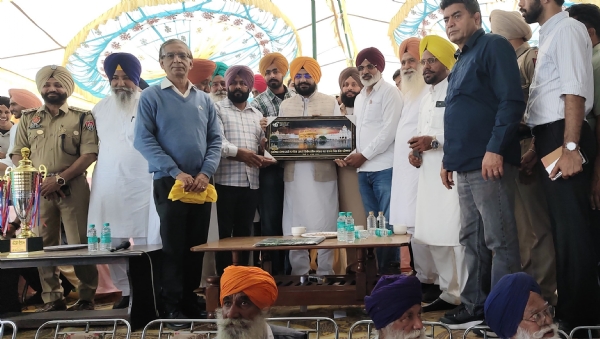 ਪਿੰਡ ਲੰਗ ਵਿੱਚ ਕੁਸ਼ਤੀ ਚੈਂਪੀਅਨਸ਼ਿਪ ਦੌਰਾਨ ਮੰਤਰੀ ਤਰੁਨਪ੍ਰੀਤ ਸਿੰਘ ਸੌਂਦ ਵੱਲੋਂ ਖਿਡਾਰੀਆਂ ਦਾ ਸਨਮਾਨ ਕੀਤਾ ਗਿਆ।