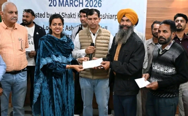 ਕਿਸਾਨਾਂ ਨੂੰ ਚੇੱਕ ਸੌਂਪਣ ਸਮੇਂ ਡੀ.ਸੀ ਹੁਸ਼ਿਆਰਪੁਰ ਆਸ਼ਿਕਾ ਜੈਨ