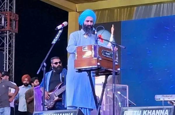 ਪੇਸ਼ਕਾਰੀ ਦਿੰਦੇ ਸੂਫੀ ਗਾਇਕ ਕਨਵਰ ਗਰੇਵਾਲ
